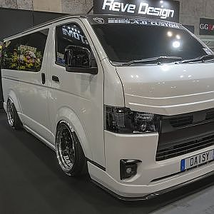 S.A.D CUSTOM JAPAN DAISY NARROW HIACE TRH200V OSAKA AUTO MESSE 2023 OAM2023 - 大阪オートメッセ2023