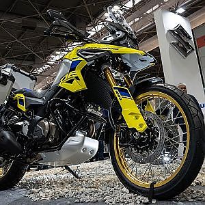 SUZUKI V-Strom 1050DE Osaka Motor Cycle Show 2024 - スズキ Vストローム1050DE 大阪モーターサイクルショー2024