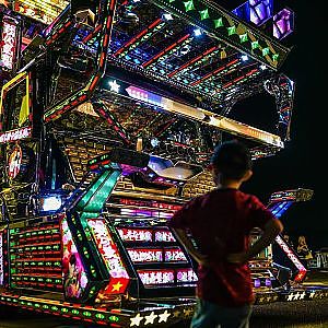 DEKOTORA Japanese ART TRUCKS - デコトラ 丸翔船団 初代丸翔 ナイトシーン